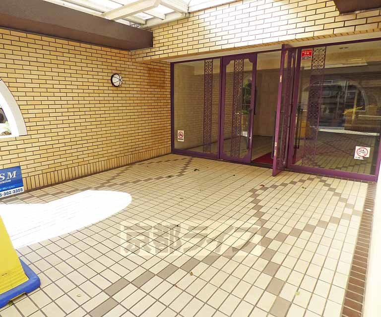 【京都市右京区嵯峨五島町のマンションのロビー】