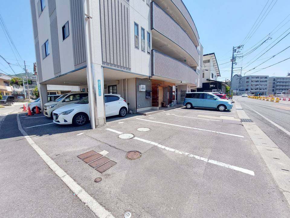 【松山市正円寺のマンションの駐車場】