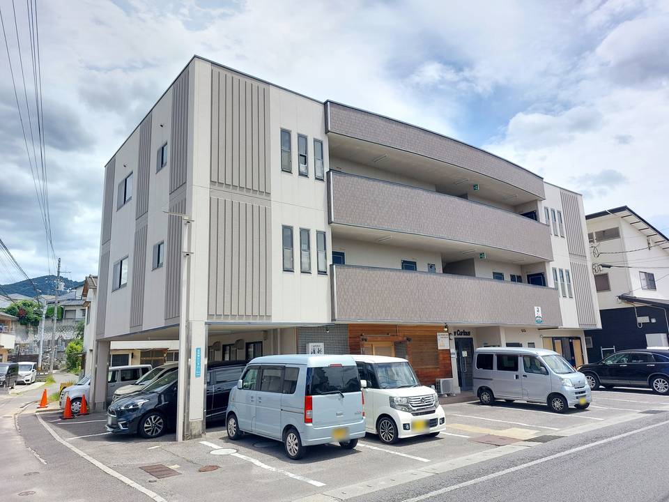 松山市正円寺のマンションの建物外観