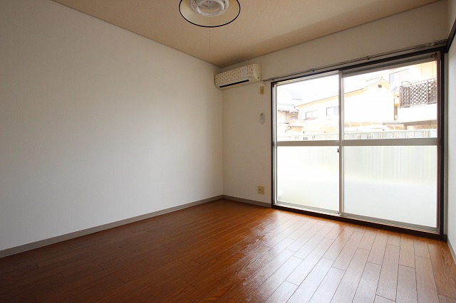 居室・リビング　同物件、別号室のものです。