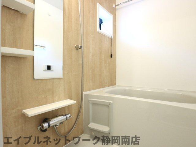 バス・シャワールーム　落ち着いた空間のお風呂です