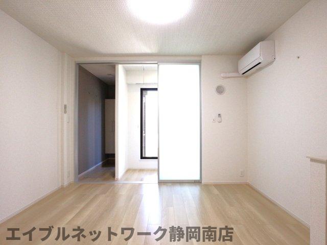 居室・リビング　こちらの居間で趣味の時間をお楽しみください