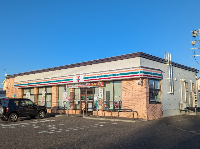 コンビニ　セブンイレブン幕別札内西町店（コンビニ）まで200m