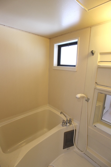 バス・シャワールーム　コンパクトで使いやすいお風呂です