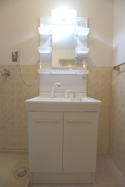 洗面設備　独立洗面台、小物を置くことができて便利です