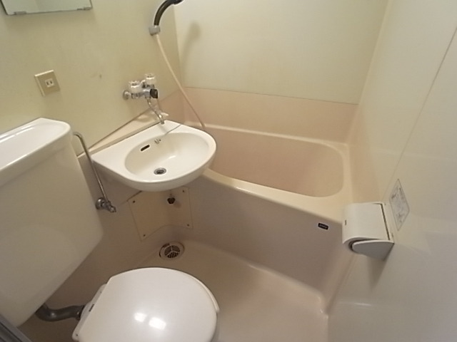 バス・シャワールーム　トイレとお風呂が一緒だとお掃除も便利ですよ