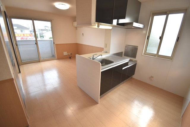 居室・リビング　広々明るいリビング