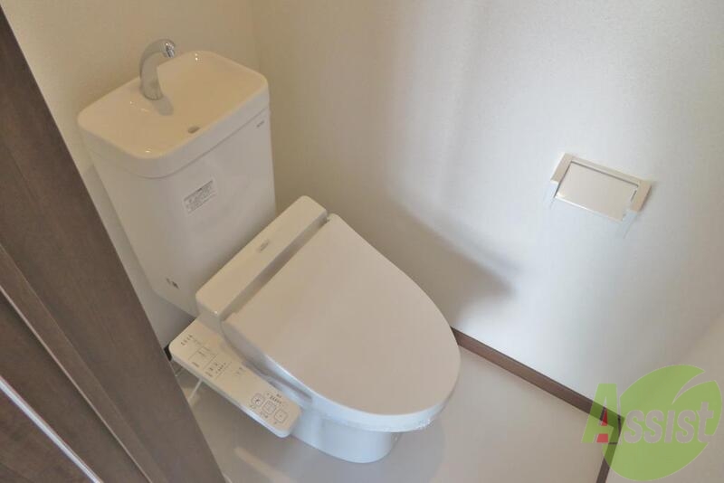 トイレ　温水洗浄便座なので快適に使用できそうですね。