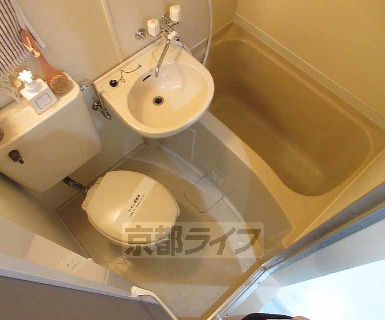 バス・シャワールーム　清潔感のあるバスルームです