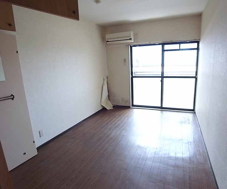 居室・リビング　洋室です。明るい室内。