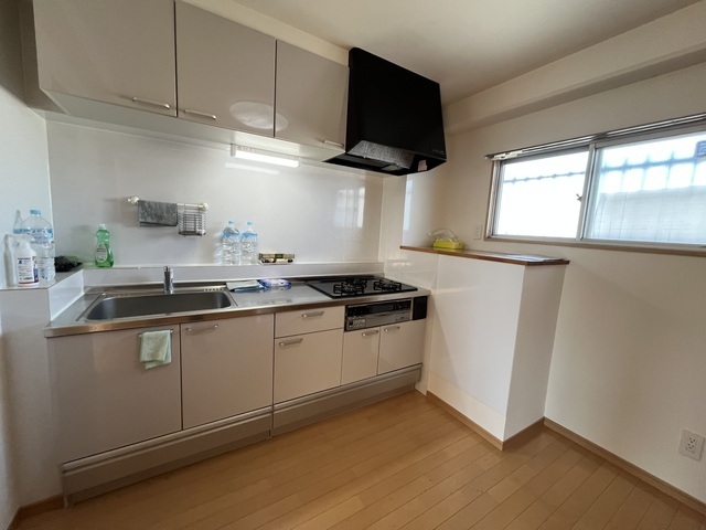 居室・リビング　キッチン約５．７帖（備品撤去予定）