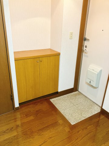 玄関　明るい玄関にはシューズクローク付き★