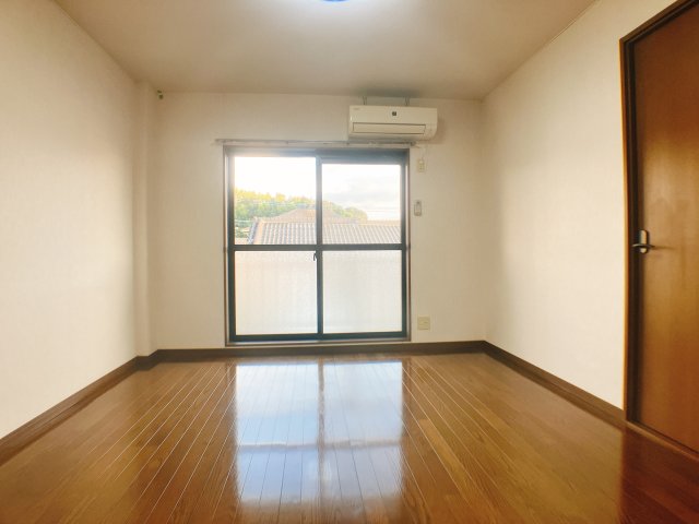 居室・リビング　明るいリビングにはエアコン付き★