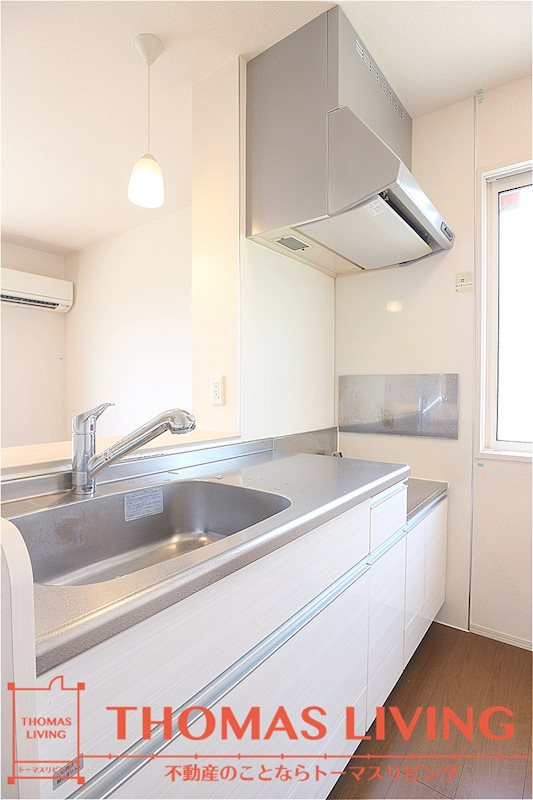 キッチン　窓があるので明るいキッチンとなっております。