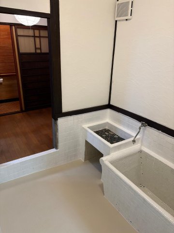 バス・シャワールーム　清潔感のある浴室。ゆったり浸かれるサイズです。