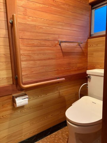 トイレ　温水洗浄便座付き。木の温もりを感じる落ち着いた空間です。