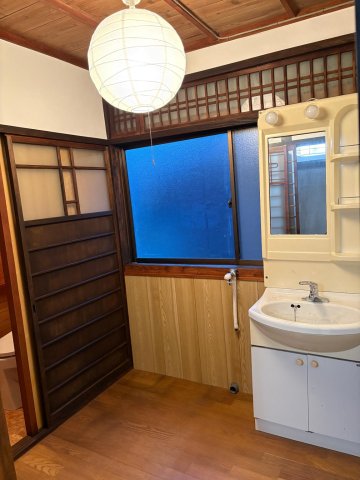 洗面設備　独立洗面台あり。朝の身支度もゆったり行えます。