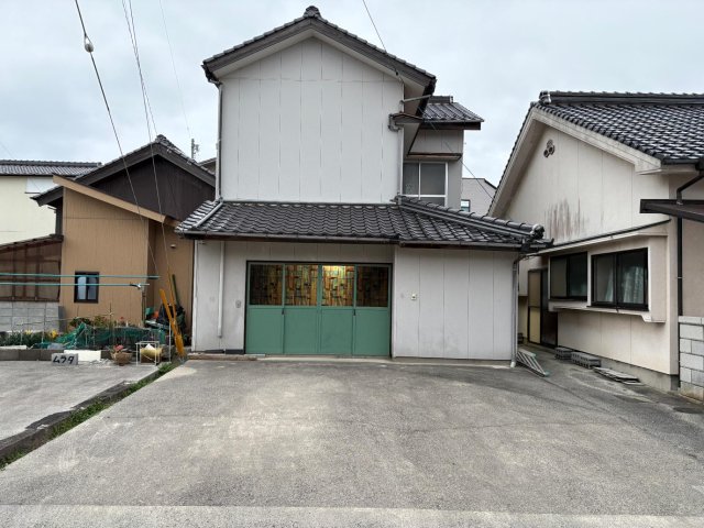 建物外観　駐車2台可能な広々前面スペース。和モダンの落ち着いた外観です