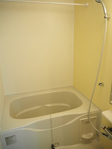 バス・シャワールーム　コンパクトで使いやすいお風呂です