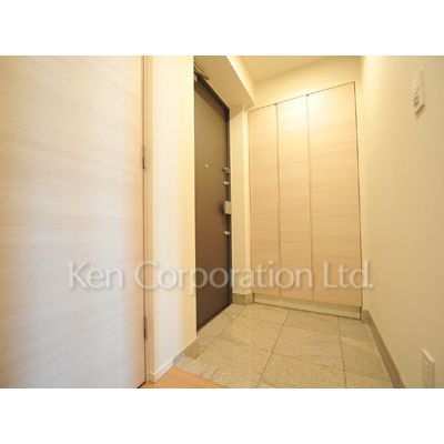 玄関　同タイプ9階のお部屋を撮影。仕様が異なることがあります。