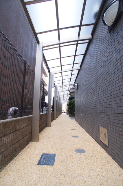 ロビー　エントランスまで屋根があり雨の日も快適です