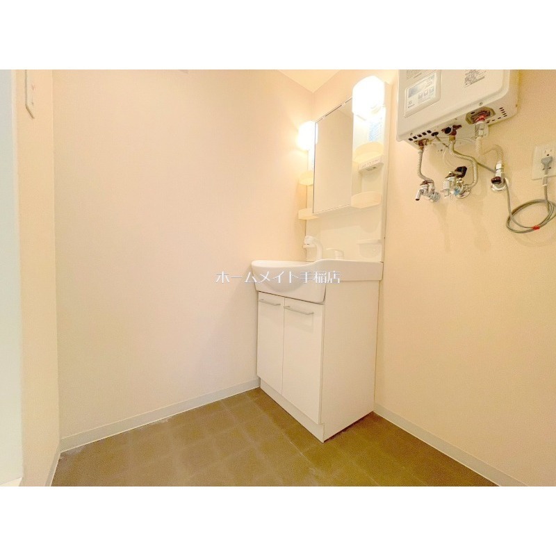 洗面設備　シャワー付きです！