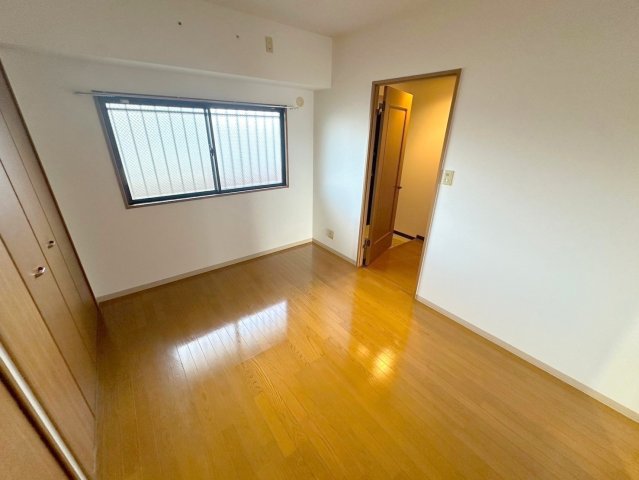 その他部屋・スペース　ゆとりのあるベッドルームで快適な睡眠をとってくださいね。