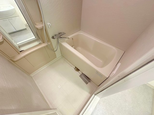 バス・シャワールーム　広めのお風呂は一日の疲れを癒してくれます。