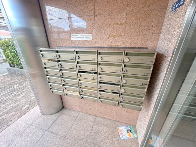 ロビー　ロビーにある各部屋毎のメールボックス。