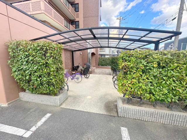 駐車場　敷地内には入居者専用の駐輪スペースもあります。