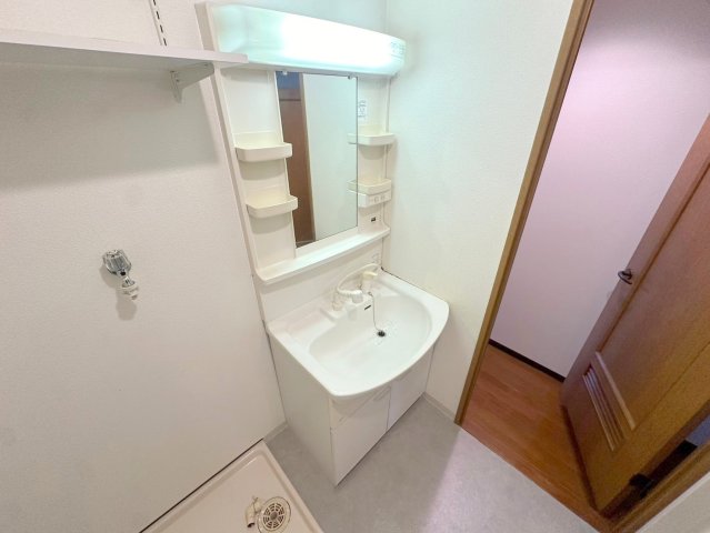 洗面設備　身支度が出来る独立洗面台です。