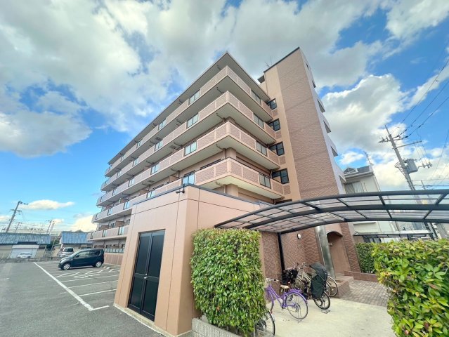 建物外観　閑静な住宅地にある、落ちついた色合いのキレイな建物です。