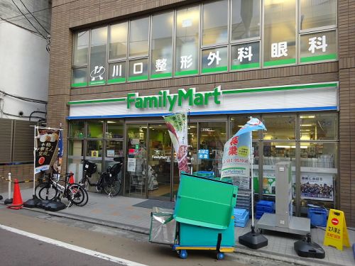 コンビニ　ファミリーマート（コンビニ）まで982m