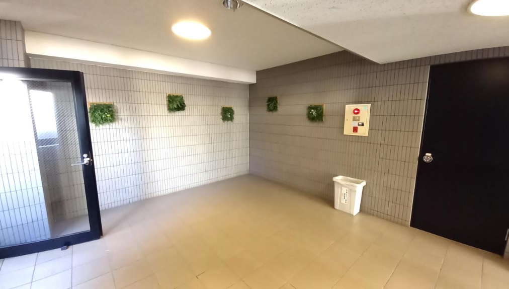 エントランス　エントランス　防犯カメラ宅配BOXのあるエントランス