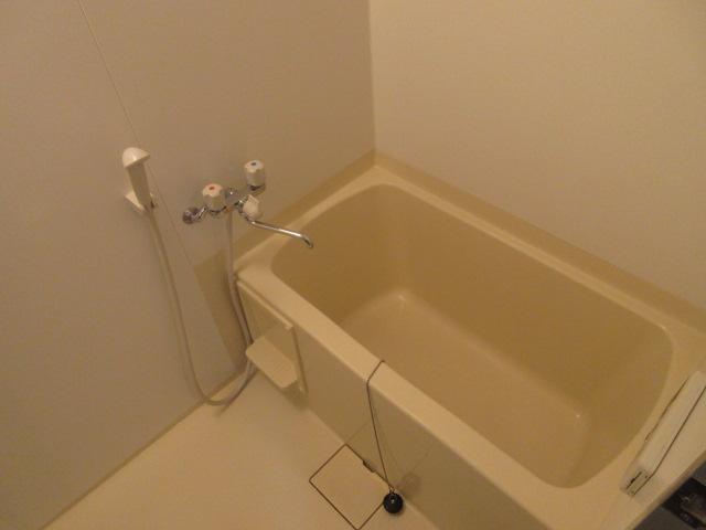 バス・シャワールーム　白を基調とした綺麗なお風呂です！