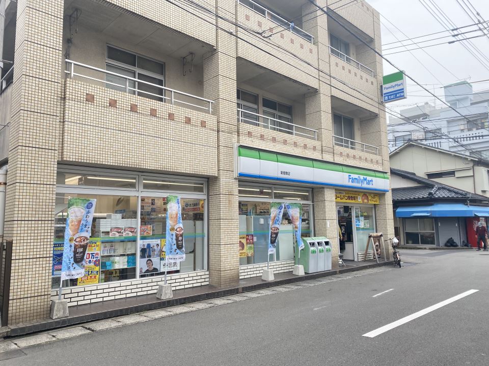 コンビニ　ファミリーマート新屋敷店（コンビニ）まで100m