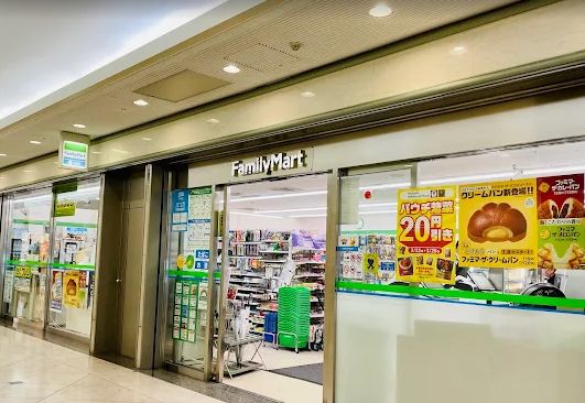 コンビニ　ファミリーマート赤坂パークビル店（コンビニ）まで204m