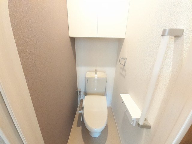 トイレ　落ち着いた色調のトイレです