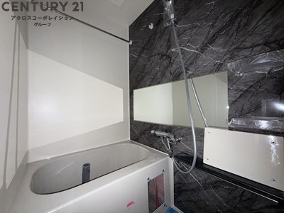 バス・シャワールーム　浴室乾燥機完備の多機能なお風呂です