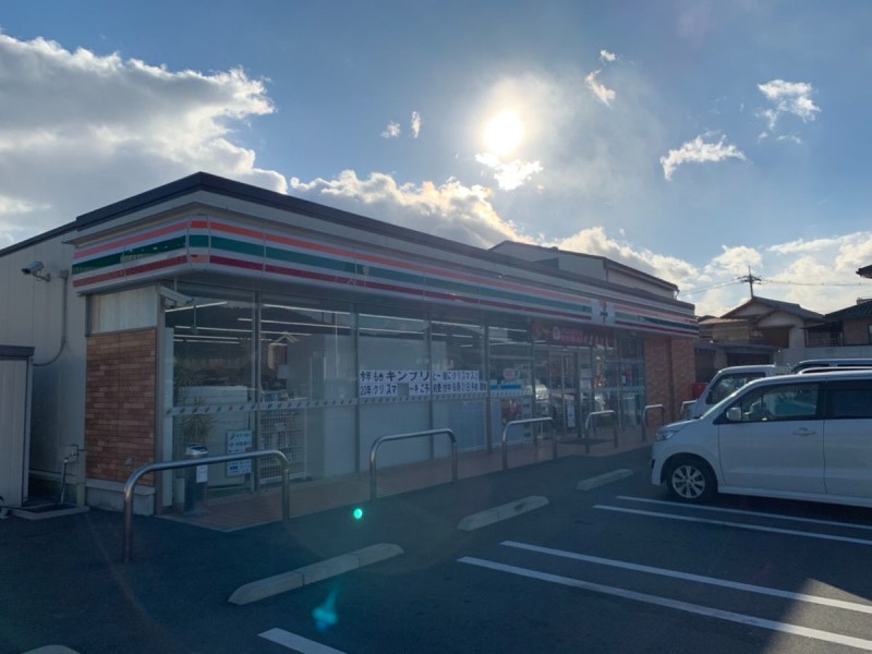コンビニ　セブンイレブン　金光学園前（コンビニ）まで99m