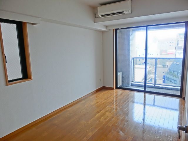 その他部屋・スペース　明るい二面採光の洋室