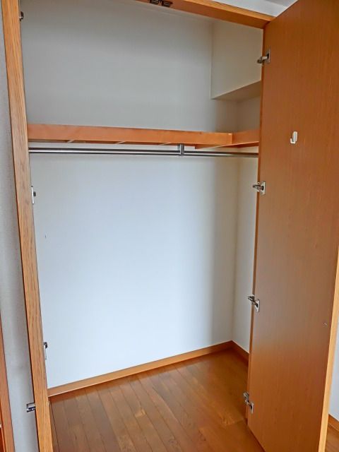 収納　使いやすいパイプ付