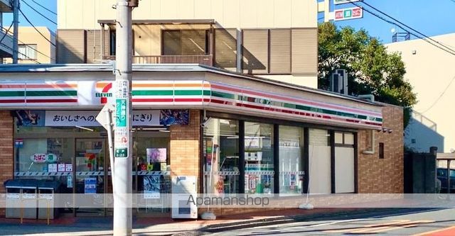 コンビニ　セブンイレブン（コンビニ）まで858m