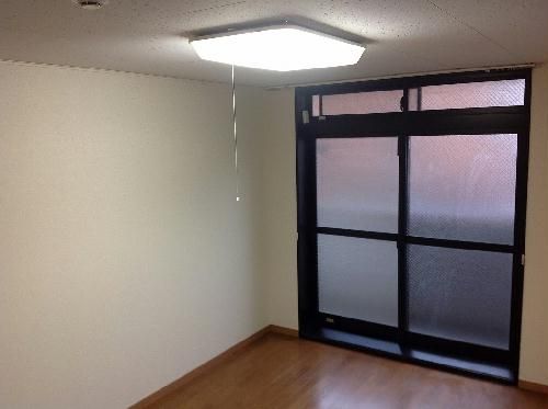 レオパレス小鳥の居間写真