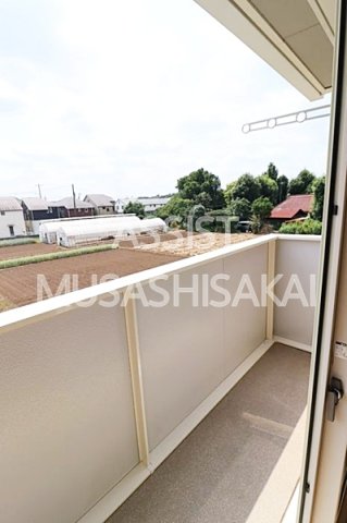 玄関　写真：設備同仕様の別物件です