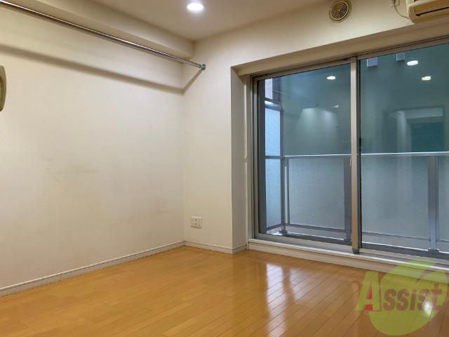 居室・リビング　大きな窓の付いたお部屋は陽射しが入り心地よくなりそうですね。