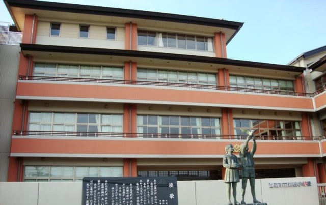 小学校　湖南市立岩根小学校（小学校）まで2800m