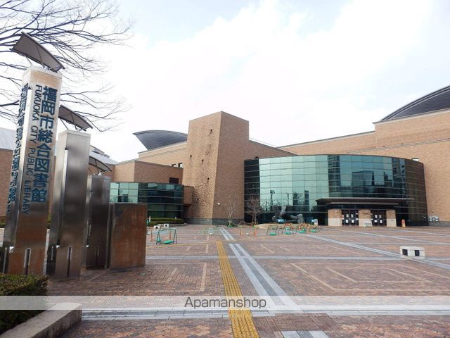 図書館　福岡市図書館（図書館）まで910m