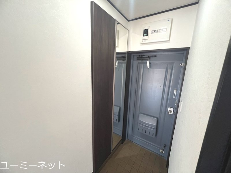 ロイヤルヤマダの玄関写真