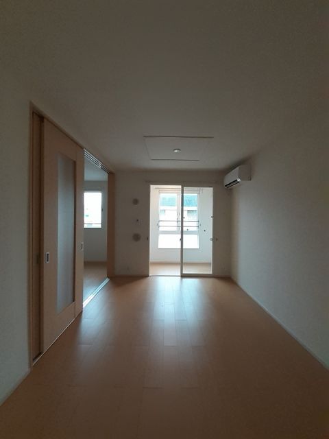 ＪＲ白新線 豊栄駅 徒歩13分 2階建 築14年の居間写真